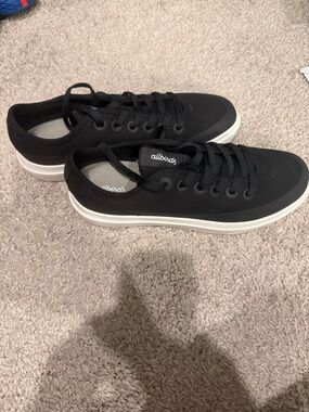 allbirds Women’s low top sneakers.  10.5W/M9